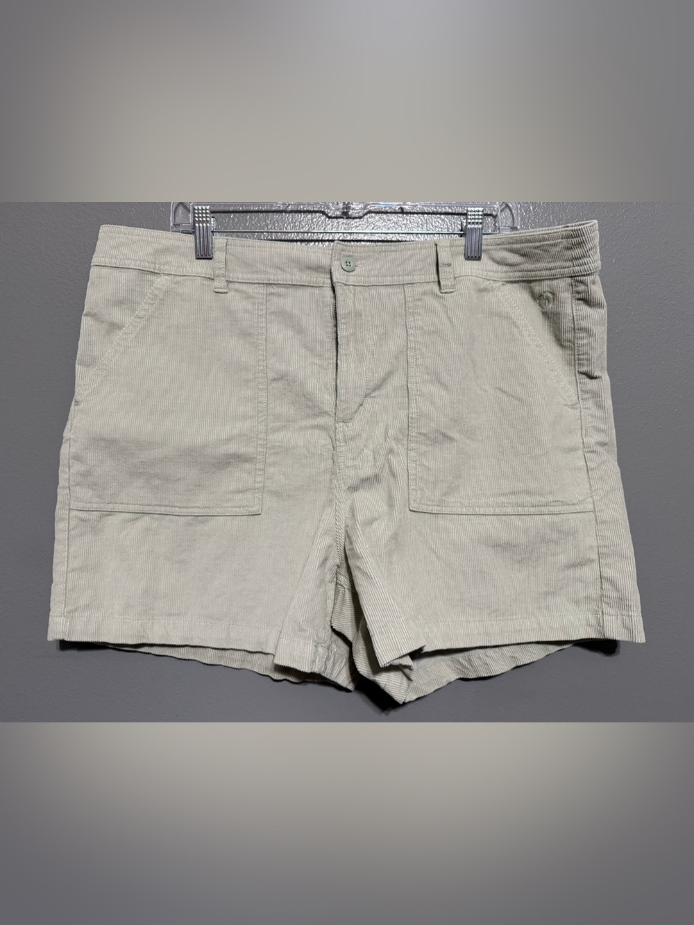 Hang Ten Women’s Corduroy Flat Front Shorts Light Sage Green Size 16